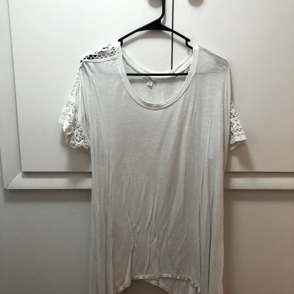 Tee shirt with lace detailing on sleeves